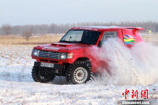 圖為參賽車手在冰雪賽道上漂移。 賽事組委會提供