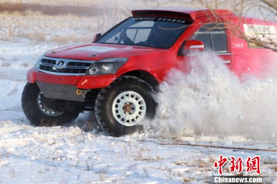 圖為參賽車手在冰雪賽道上漂移。 賽事組委會提供