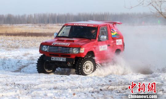 圖為參賽車手在冰雪賽道上漂移。 賽事組委會提供