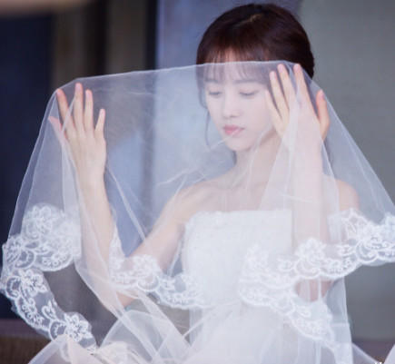 鞠婧祎穿禮服被鉆裙底 工作人員太調(diào)皮(圖)