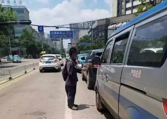 殘疾乞丐被質(zhì)疑是否殘疾求單挑 被對(duì)方一把拆穿