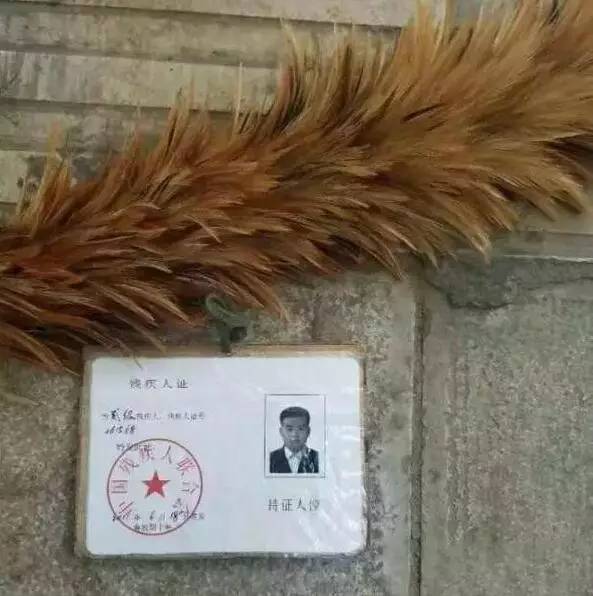 殘疾乞丐被質(zhì)疑是否殘疾求單挑 被對(duì)方一把拆穿