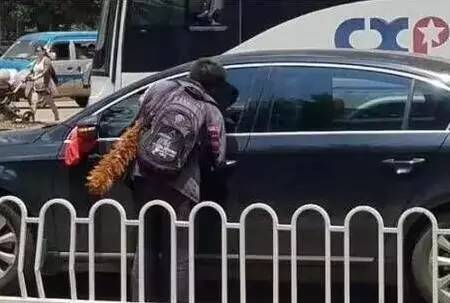 殘疾乞丐被質(zhì)疑是否殘疾求單挑 被對(duì)方一把拆穿