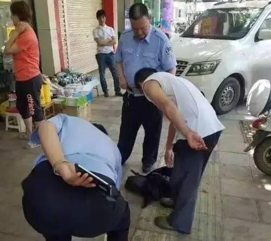 殘疾乞丐被質(zhì)疑是否殘疾求單挑 被對(duì)方一把拆穿