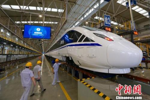 資料圖：圖為CRH5G型技術提升動車組采用“海豚”型車頭。　張遠攝