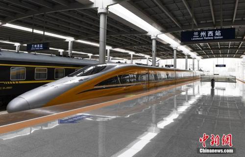 資料圖：6月2日，隨著一列動車檢測車從寶雞南站駛出，一路向西開往蘭州西站。楊艷敏攝