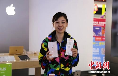 北京國美西壩河店首位買到iPhone8的董女士