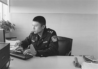 被扣車發(fā)紅包安慰 司機以及這位民警的做法令人點贊