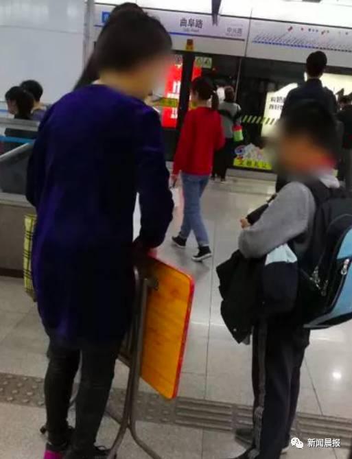 上海小學(xué)生地鐵里自帶桌板寫(xiě)作業(yè) 引發(fā)網(wǎng)友熱議但也有點(diǎn)小心酸
