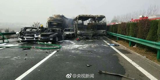 安徽30余車(chē)連環(huán)相撞 現(xiàn)場(chǎng)真是一片狼藉現(xiàn)已造成10人不幸遇難