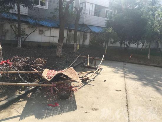 一堆蘿卜干引發(fā)一場血案 一言不合女的司機(jī)直接開車撞鄰居引發(fā)血案