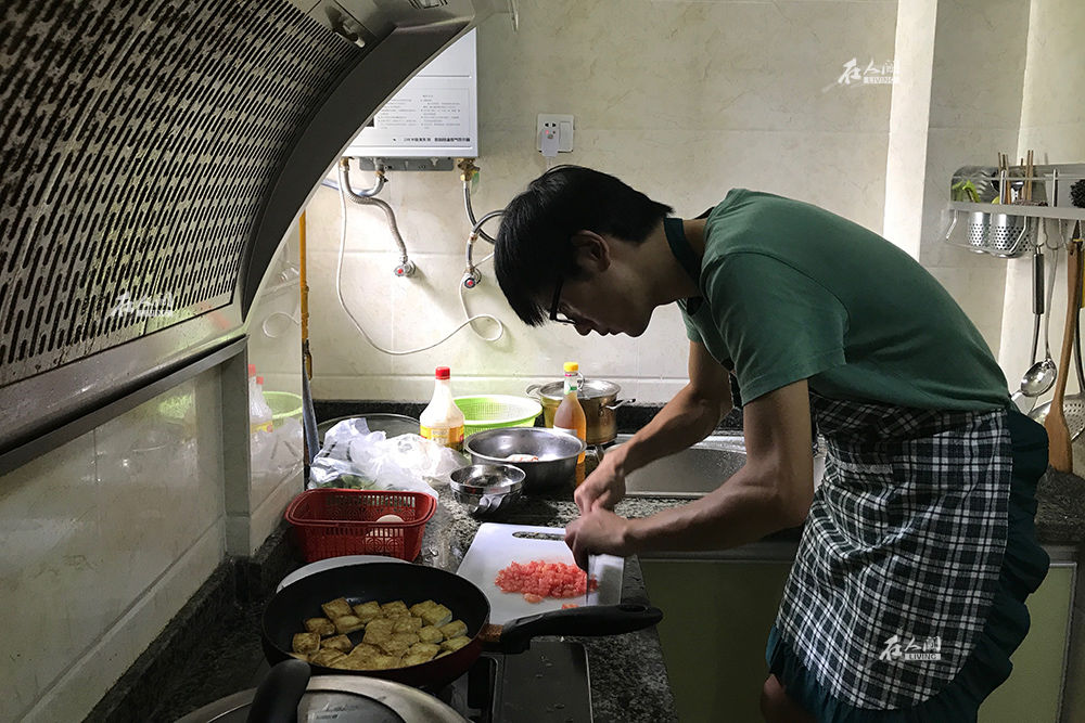 談起對(duì)肖渾的第一印象，日日說：“第一眼的他中年儒雅，愛說教、裝逼、有點(diǎn)笨、脾氣有點(diǎn)差但人還不錯(cuò)，比較聊得來�！痹诒本┑陌雮€(gè)多月里，肖渾白天上班，日日就在家聽歌看書做家務(wù)，晚上等肖渾回家后一起吃飯，周末再一起外出閑逛。在肖渾眼里，日日就是一個(gè)“仙氣逼人的小可愛”。