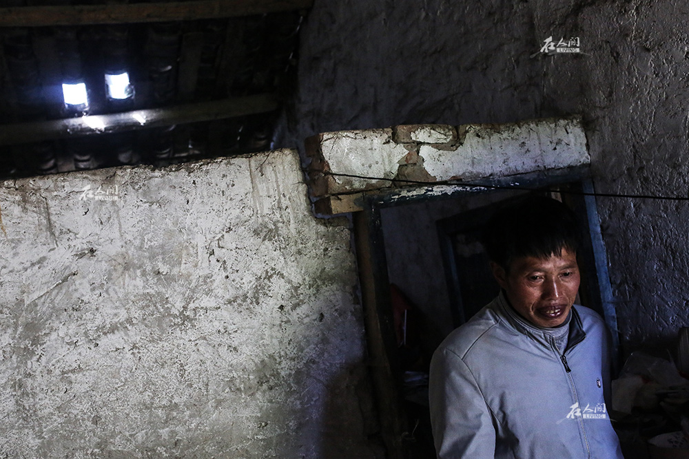 郭普全目前居住的房子是危房，他頭頂?shù)拈T框，已經(jīng)出現(xiàn)垮塌的跡象。如今，在扶貧政策的支持下，郭普全在泥覺村新建了一套60平米的水泥房。只待水電接入，他就可以入住。