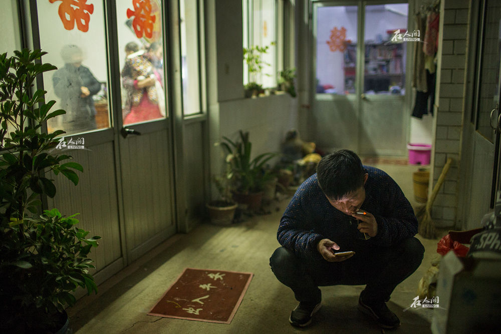 因為擔(dān)心在客廳吸煙影響孩子健康，飯后，李海鵬蹲在屋外過煙癮。他的右手手指在手機(jī)上不停地滑動和點(diǎn)擊，和客戶溝通交流。妻子王芳明顯感覺到，海鵬有了孩子以后不像以前那樣“浪蕩”了，改變很大。