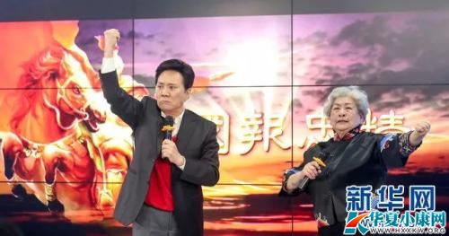 著名朗誦藝術(shù)家虹云、國家一級演員劉紀宏朗誦《精忠報國》。新華網(wǎng) 郭小天 攝