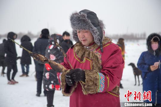 中國三少民族達(dá)斡爾“冰釣”吸引數(shù)萬中外游客