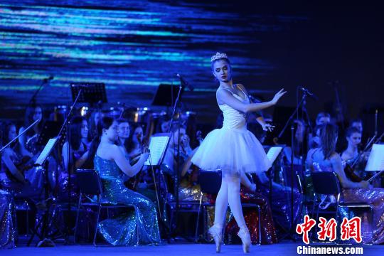 圖為音樂會現(xiàn)場的芭蕾舞表演�！埡ｖ� 攝