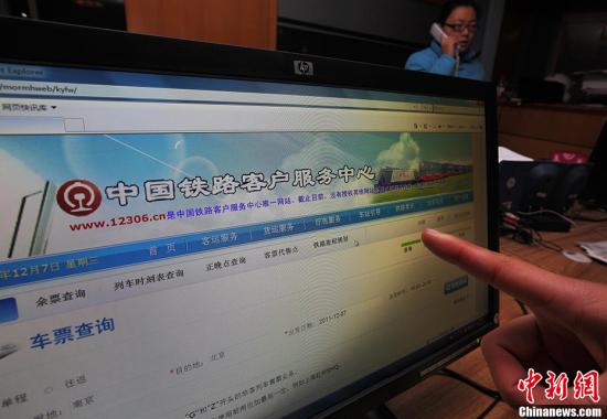 跟火車票實名制同時推進的，是網(wǎng)絡購票平臺。2011年1月19日，12306購票官網(wǎng)正式運行，火車票的網(wǎng)絡時代正式來臨。2011年11月20日起，全國鐵路所有直達特快列車(以“Z”開頭的車次)實行互聯(lián)網(wǎng)售票。此外，自12月10日起全國鐵路所有特快列車(以“T”開頭的車次)實行互聯(lián)網(wǎng)售票。圖為2011年12月7日，南京市民通過電腦查看火車票信息。 <a target=
