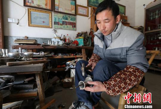 馬華強對錫壺頸脖部件進(jìn)行千錘百煉 黃水林 攝