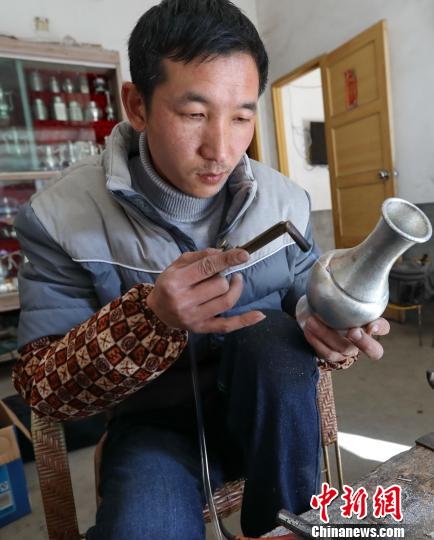 馬華強對錫壺部件進(jìn)行氣焊拼接�！↑S水林 攝