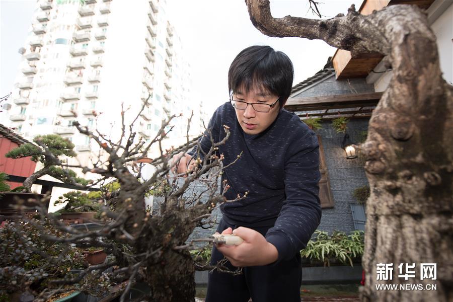 （圖片故事）（7）設(shè)計首飾 傳承匠心