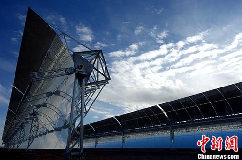 位于柴達木盆地的中廣核德令哈50兆瓦光熱發(fā)電項目槽式拋物面集熱器陣列。(資料圖) <a target=