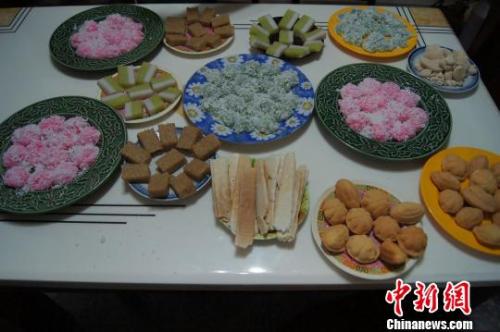 華人度春節(jié)：紙短情長歸家路 照片機票解鄉(xiāng)愁