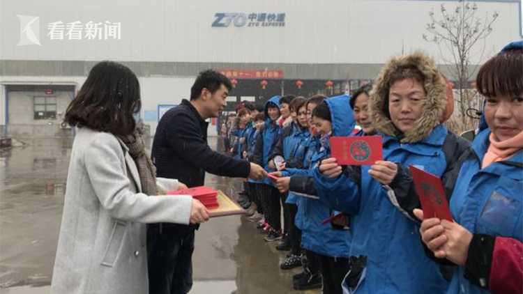快遞員節(jié)后開工忙 又到了收發(fā)快遞的旺季時(shí)刻