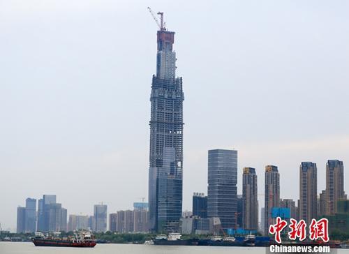 資料圖：正在建設(shè)中的武漢綠地中心。<a target=