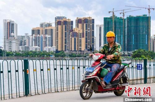 資料圖：海口國興大道附近的在建商品房項(xiàng)目。<a target=
