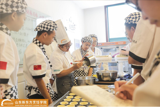 【學(xué)廚燃起來】直擊山東新東方課堂，你還擔(dān)心學(xué)不會(huì)嗎？