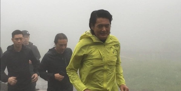 周潤發(fā)率《無雙》劇組人員赴陽明山路跑