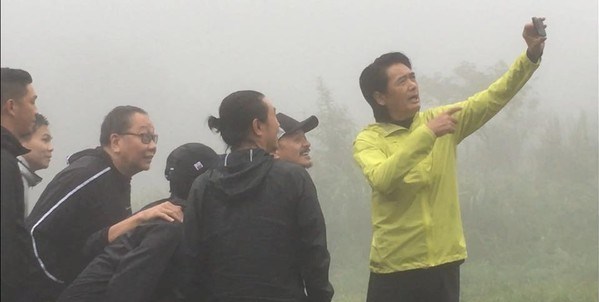 周潤發(fā)率《無雙》劇組人員赴陽明山路跑