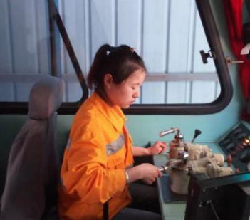 讓青春在軌道上飛揚(yáng)——“90后”女火車司機(jī)成長(zhǎng)記