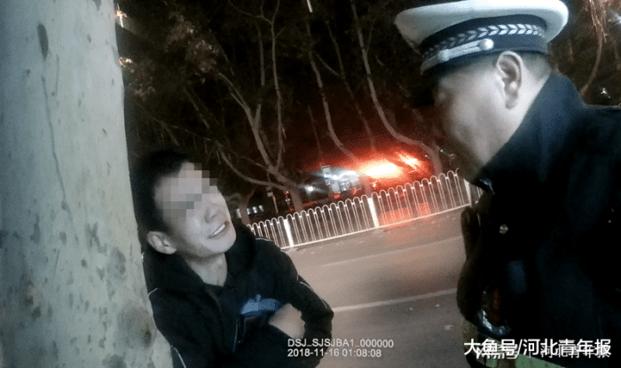 邯鄲男子抱樹痛哭懇求民警: “把駕照給我吧, 我不想再考試了! ”